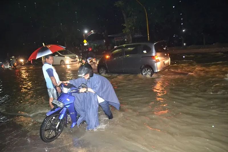 Motor Mogok di Jalan