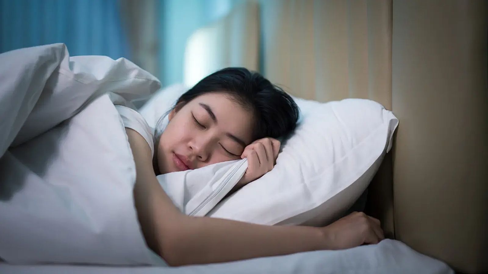 Perempuan tidur yang menggambarkan mimpi